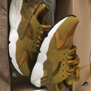 Gold huaraches 💫